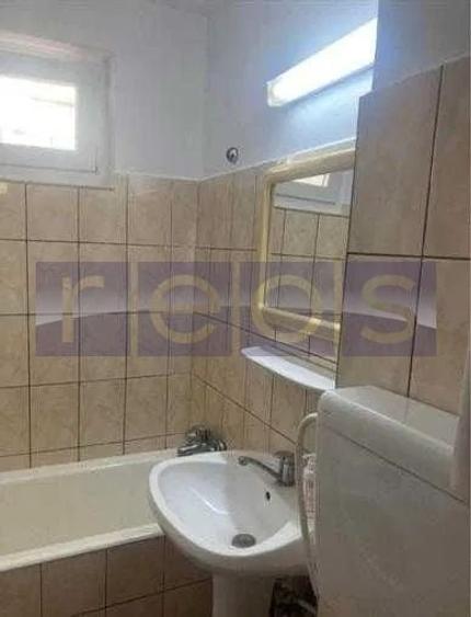 Apartament cu 3 camere semidecomandat, mobilat în Drumul Taberei