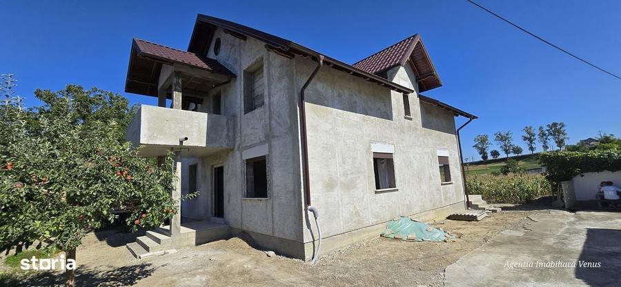 Casă cu 4 camere în Ipotești