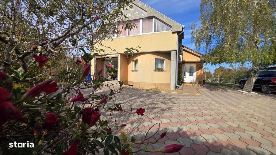 Casă cu 4 camere cu Teren 1170 Mp în Central