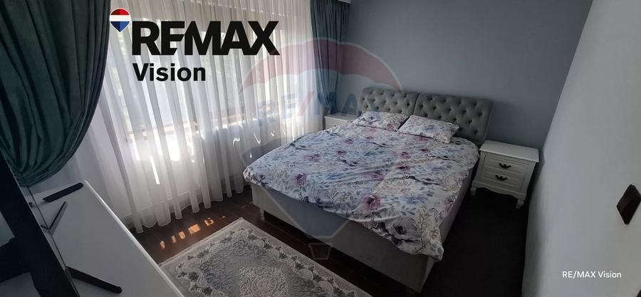 Apartament cu 3 camere semidecomandat în Rovine