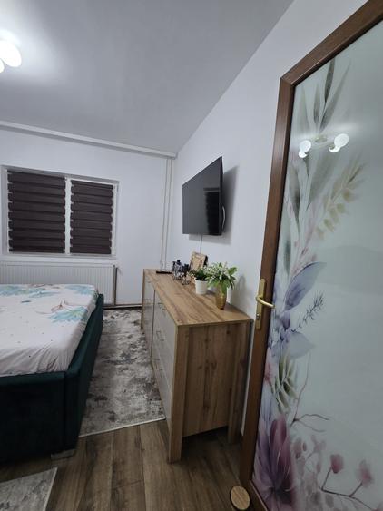 Apartament cu 3 camere semidecomandat în Craiovița Nouă