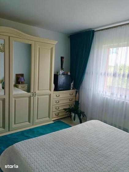 Casă cu 8 camere cu Teren 4600 Mp în Vlădeni