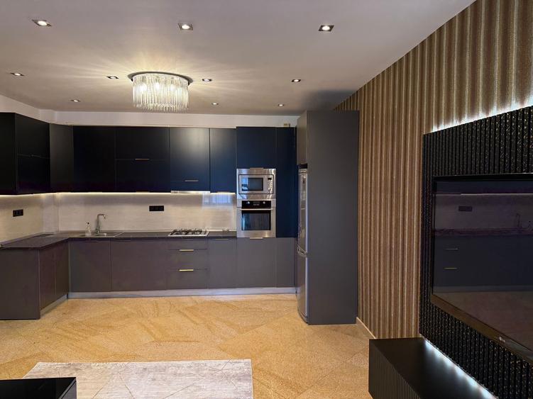 Apartament cu 3 camere decomandat, mobilat în Mărgeanului