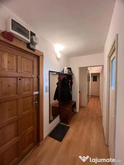 Apartament cu 3 camere decomandat în Astra