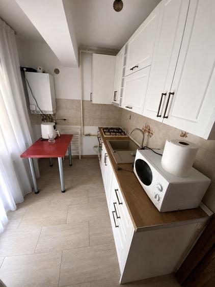 Apartament cu 3 camere semidecomandat în 1 Mai