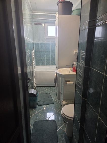 Apartament cu 2 camere semidecomandat în Craiovița Nouă