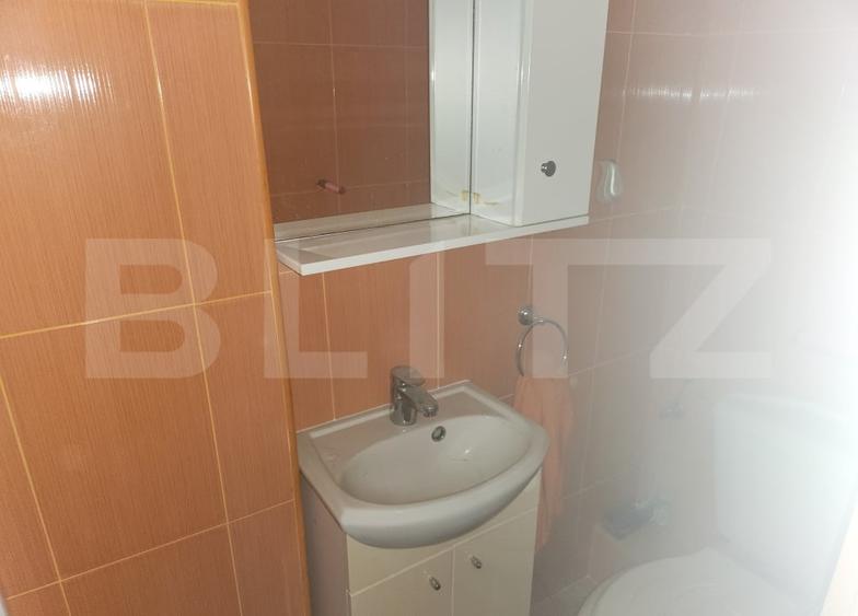 Apartament cu 3 camere semidecomandat în Cugir