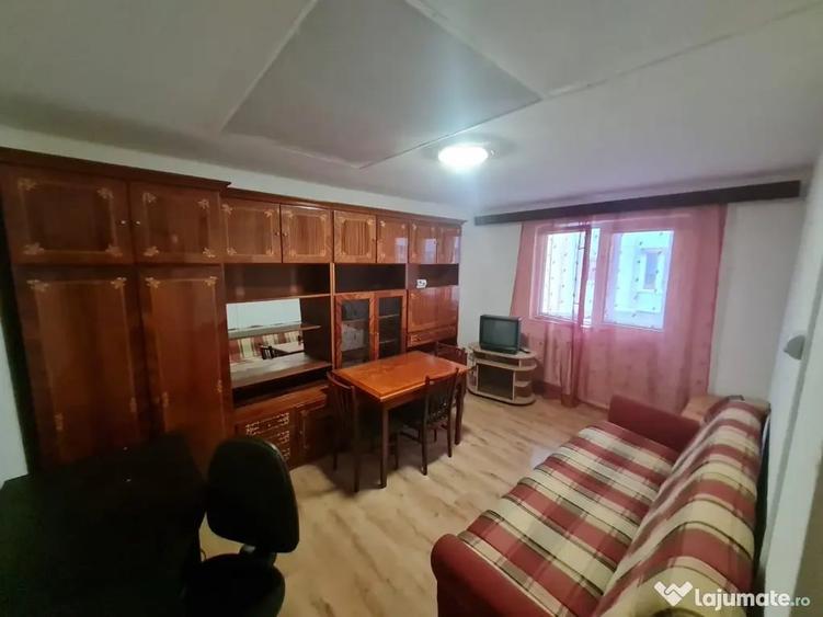 Apartament cu 3 camere decomandat în Noua