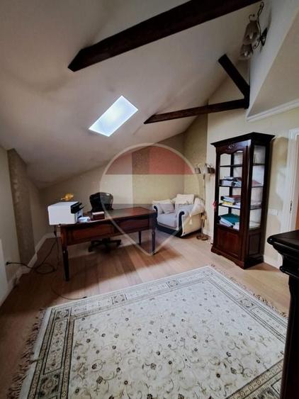 Casă individuală cu 10 camere cu Teren 3000 Mp în Bariera Vâlcii