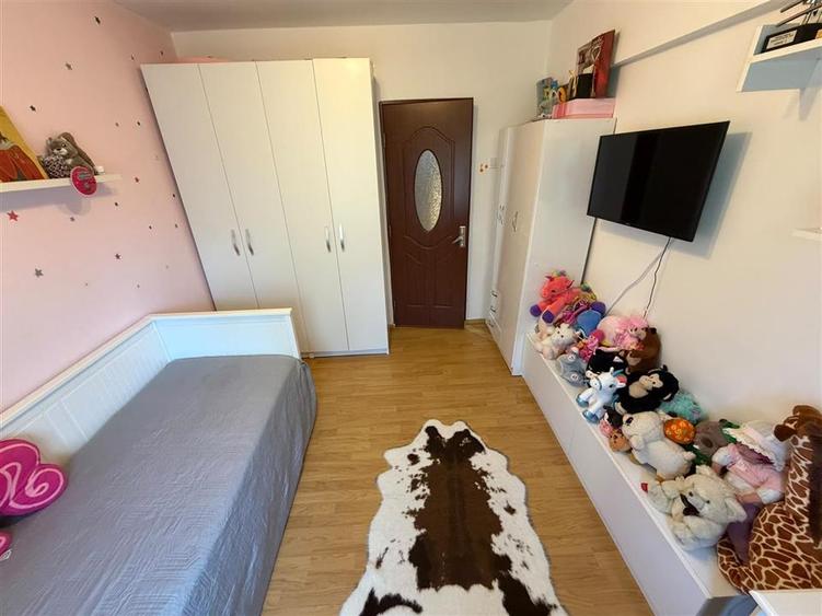 Apartament cu 3 camere decomandat, mobilat în Sud
