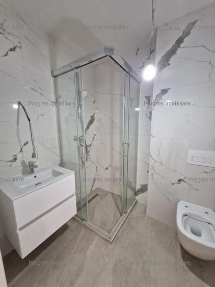Apartament cu 3 camere semidecomandat în Aradului