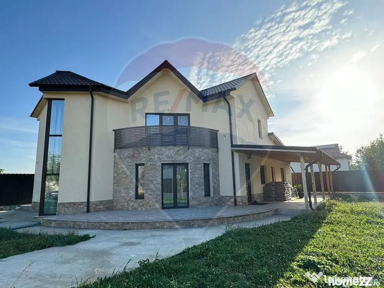 Casă cu 5 camere cu Teren 946 Mp în Golești