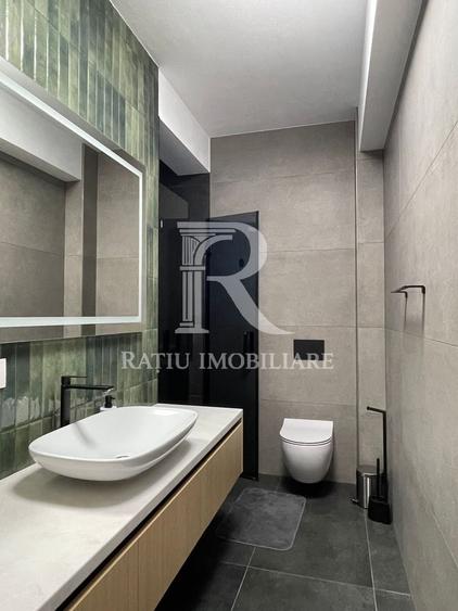 Apartament cu 3 camere semidecomandat, mobilat în Central