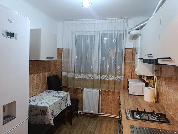 Apartament cu 3 camere semidecomandat în Independenței