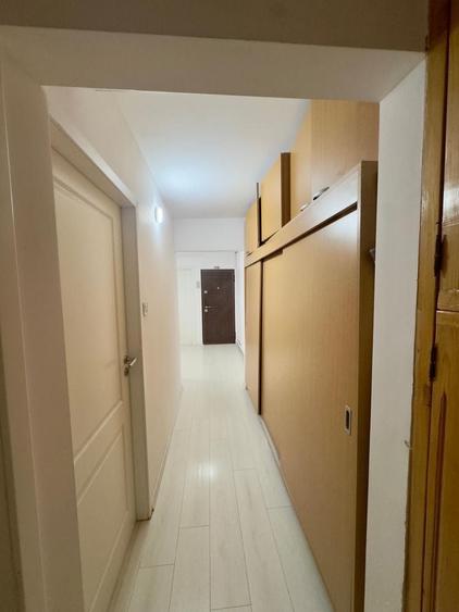Apartament cu 3 camere decomandat în Nicolina