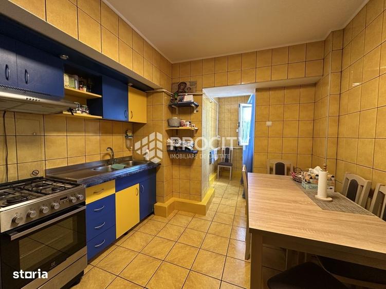 Apartament cu 4 camere decomandat în Nicolina