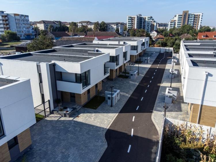 Duplex cu 4 camere cu Canalizare în Nufărul