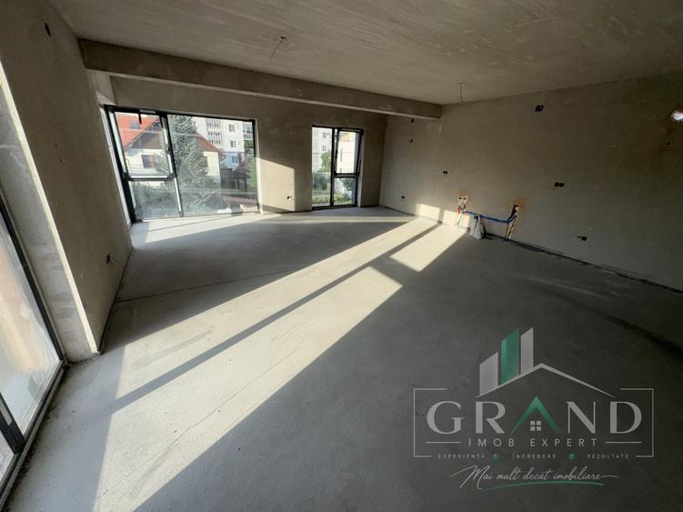 Apartament cu 4 camere semidecomandat în Andrei Mureșanu