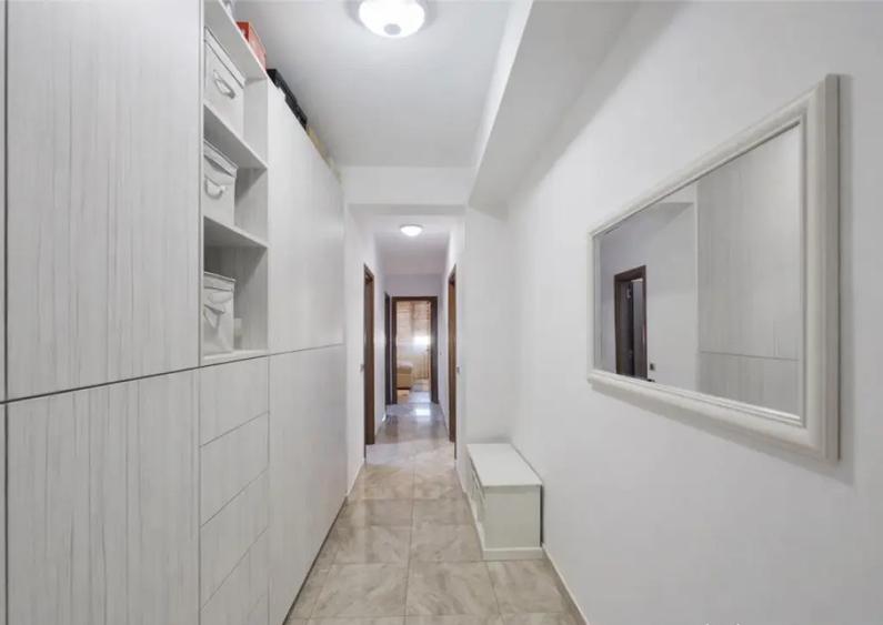 Apartament cu 3 camere decomandat, mobilat în Tractorul
