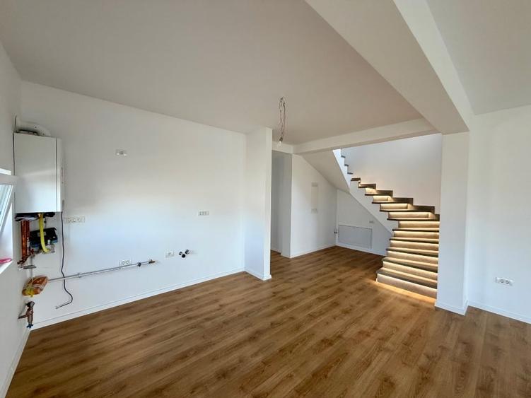 Duplex cu 5 camere cu Canalizare în Moșnița Nouă