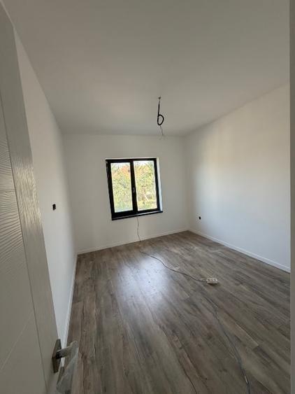 Duplex cu 3 camere cu Canalizare în Albina