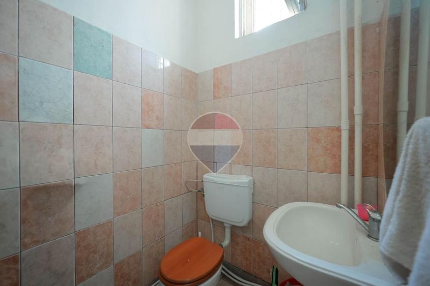 Spațiu comercial, de 75.860000610352 mp, în Rogerius