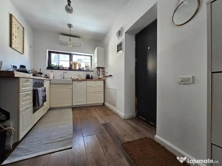 Apartament cu 3 camere semidecomandat, mobilat în Victoriei
