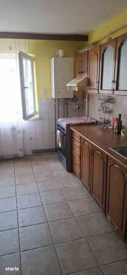 Apartament cu 3 camere decomandat în Dârste