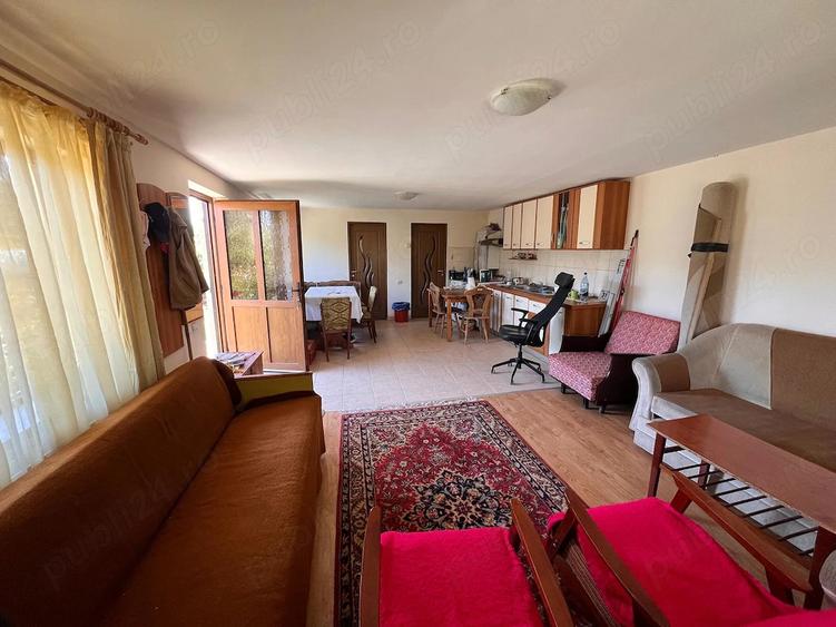 Casă cu 2 camere cu Teren 8000 Mp în Central