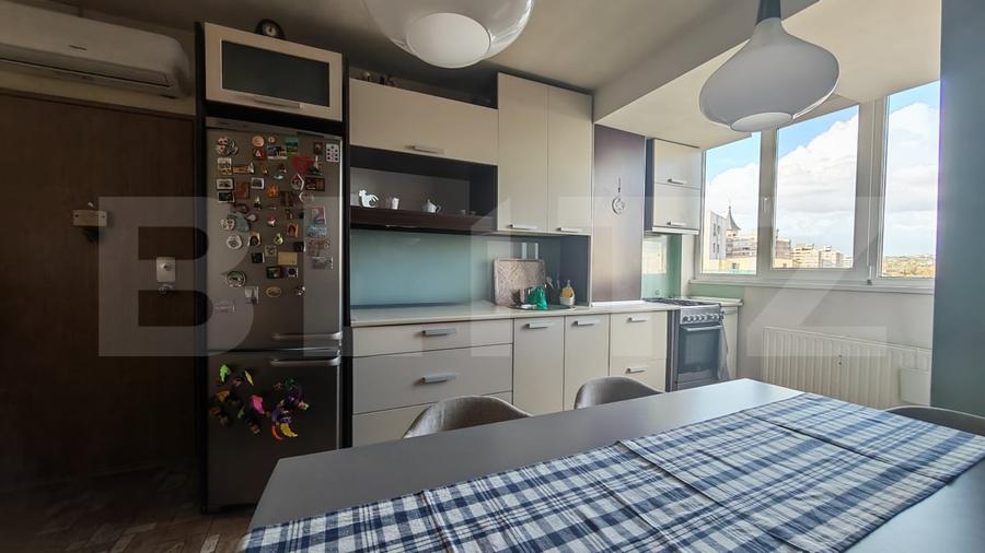 Apartament cu 3 camere semidecomandat, mobilat în Cantemir
