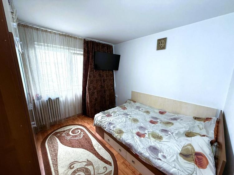 Apartament cu 3 camere semidecomandat în Alexandru cel Bun