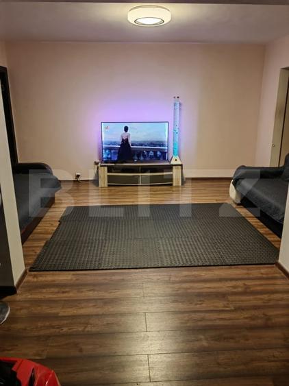 Apartament cu 3 camere semidecomandat, mobilat în Podul de Piatră