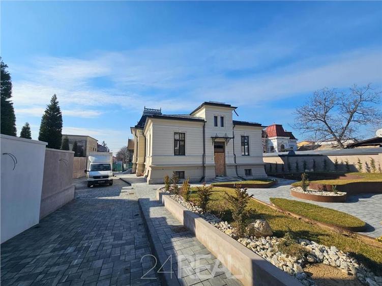 Casă cu 8 camere cu Teren 550 Mp în Titulescu