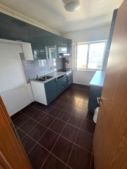 Apartament cu 3 camere decomandat, mobilat în Tei