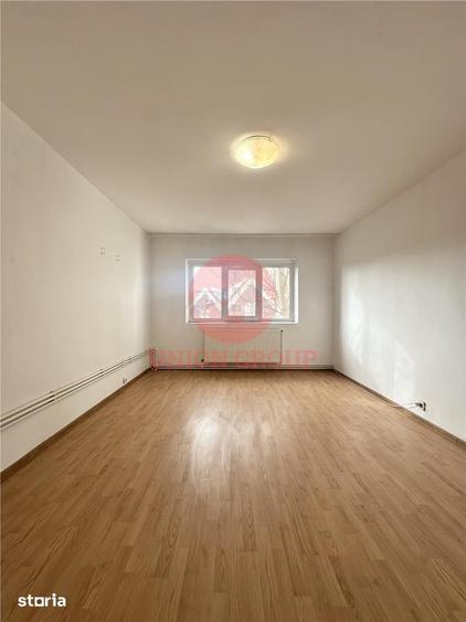 Apartament cu 4 camere decomandat în Km 4
