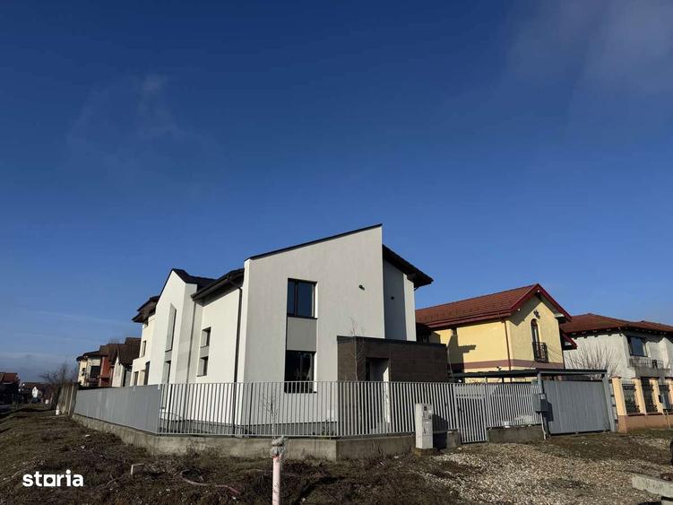 Casă cu 7 camere semidecomandat cu Teren 450 Mp în Central