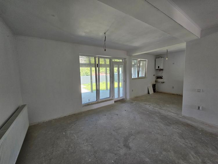 Duplex cu 4 camere cu Canalizare în Parța