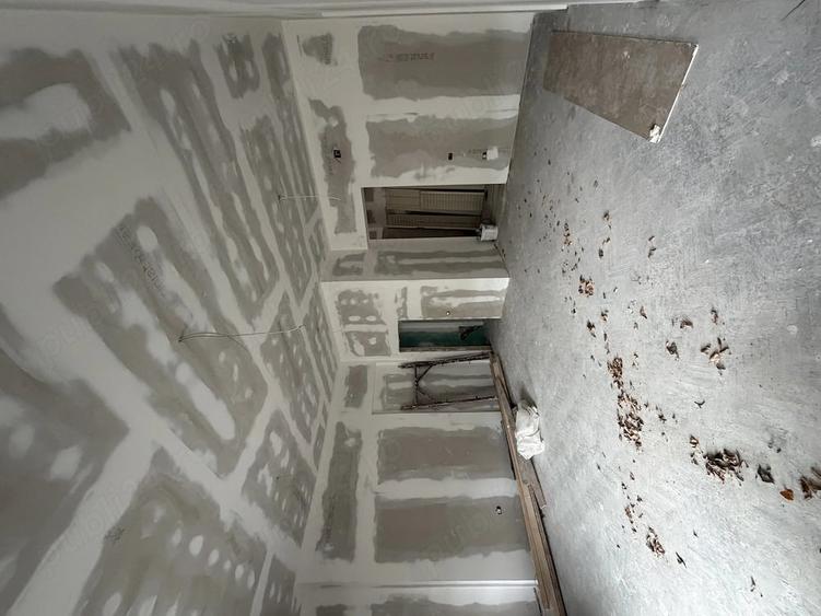 Casă cu 12 camere cu Teren 800 Mp în Bârz