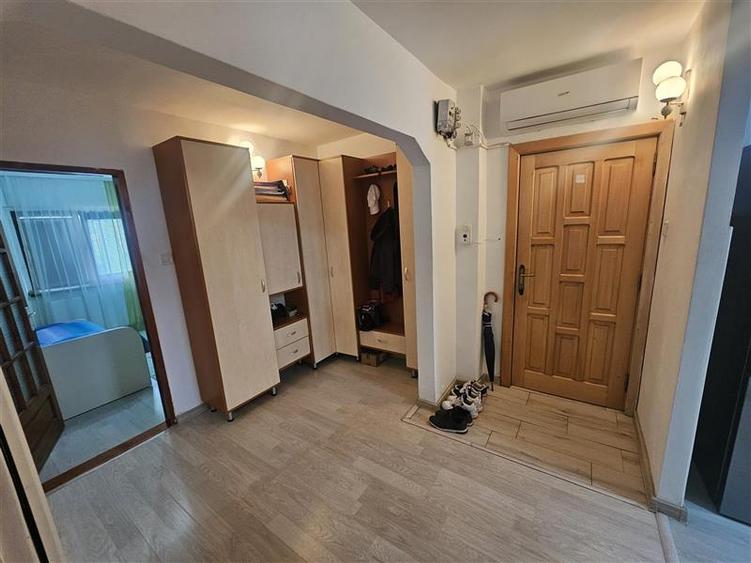 Apartament cu 3 camere decomandat, mobilat în Micro IV