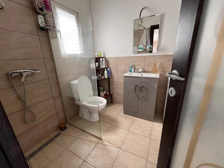 Casă cu 5 camere cu Teren 700 Mp în Goicea