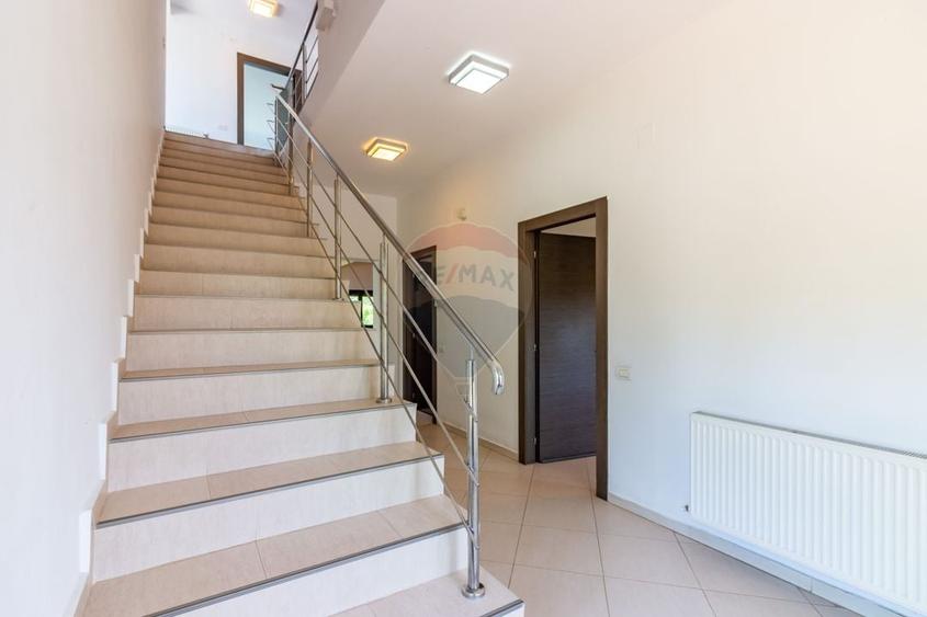 Casă individuală cu 5 camere cu Teren 2436 Mp în Alexandriei