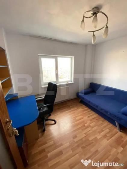 Apartament cu 3 camere semidecomandat în Gojdu
