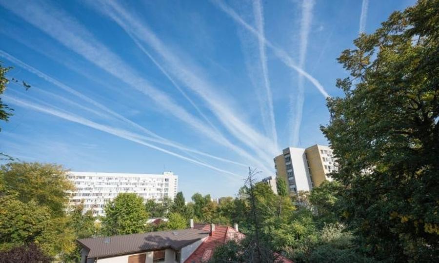 Apartament cu 3 camere semidecomandat, mobilat în Costin Georgian