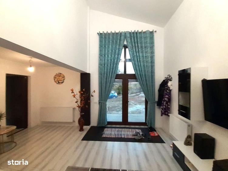 Casă cu 4 camere în Breazu