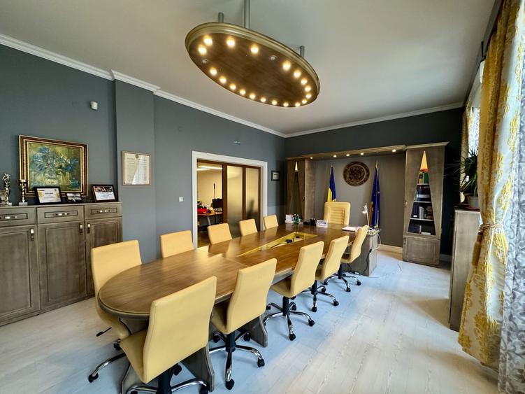 Casă individuală cu 13 camere cu Canalizare în Elisabetin
