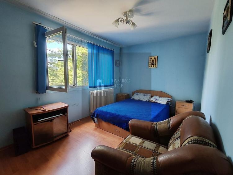 Apartament cu 3 camere semidecomandat, mobilat în Berceni