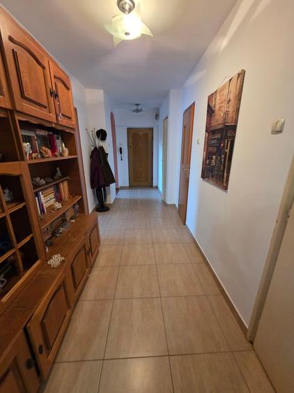 Apartament cu 4 camere semidecomandat în P-ța Gorjului
