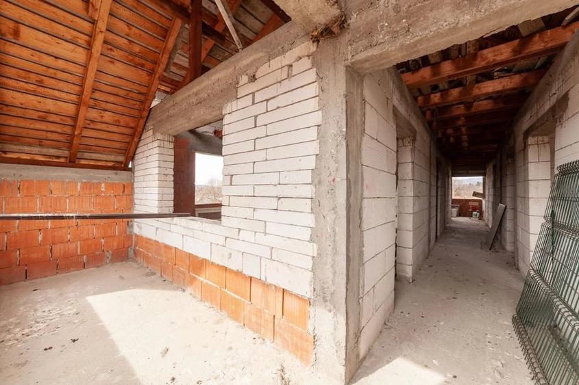 Casă cu Teren 4563 Mp în Bughea de Sus