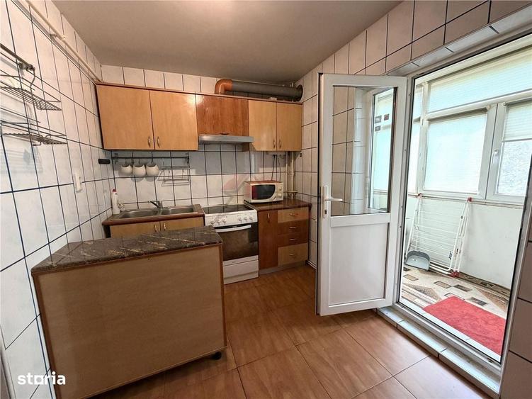 Apartament cu 3 camere decomandat în Nicolina