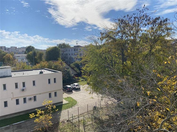Apartament cu 3 camere decomandat în Nicolina